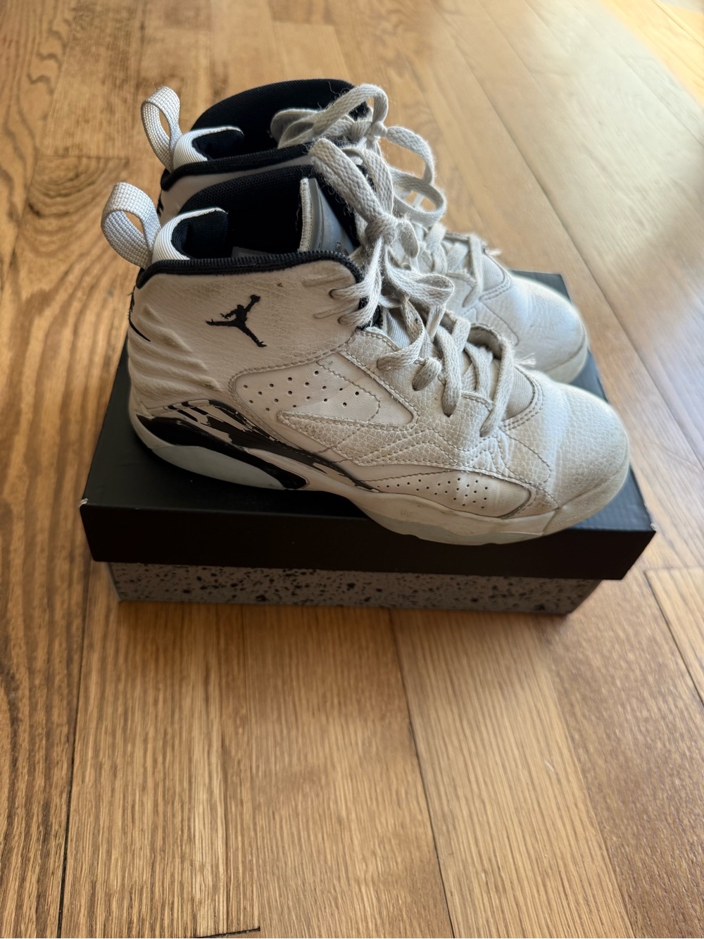 Jordan MVP  boys basketball sneakers size 1.5y